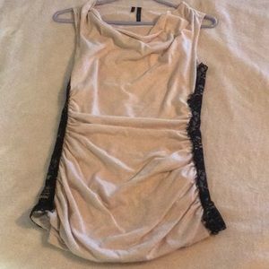 Fitted sleeveless shirt